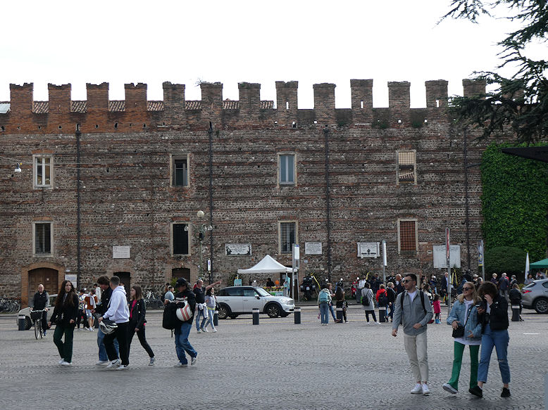 Town walls by Piazza Bra & Via degli Alpini