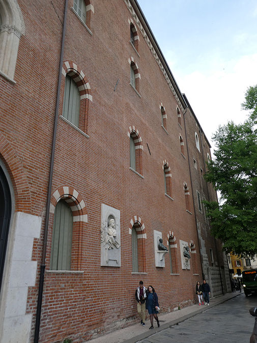 Palazzo del Capitanio (AKA Palazzo di Cansignorio), Piazza Indipendenza