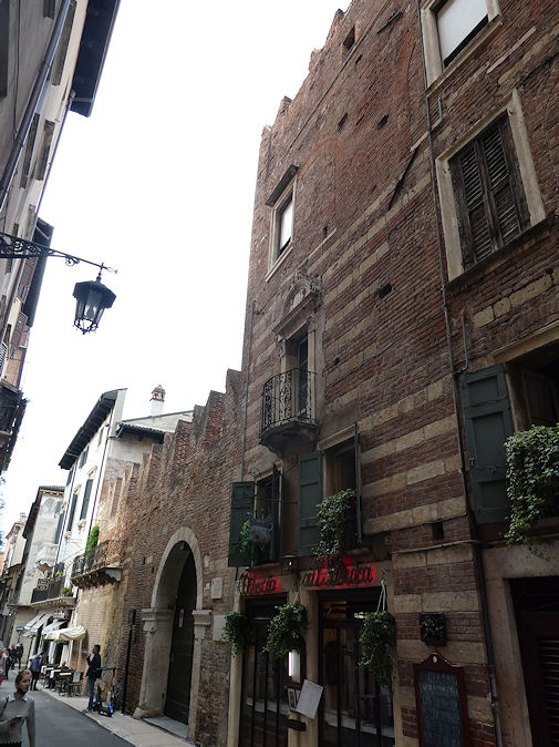 Casa di Romeo, Via Arche Scaligere