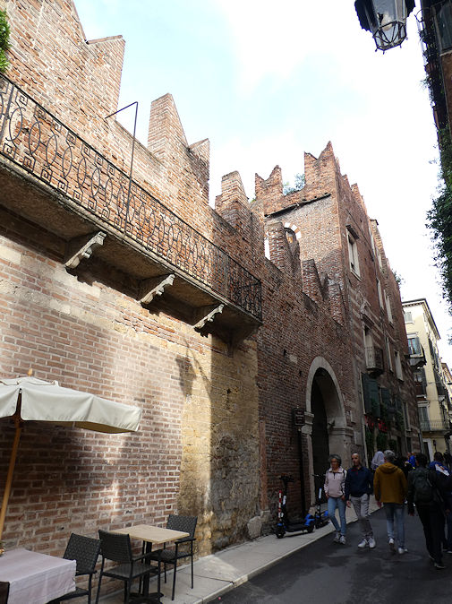 Casa di Romeo, Via Arche Scaligere