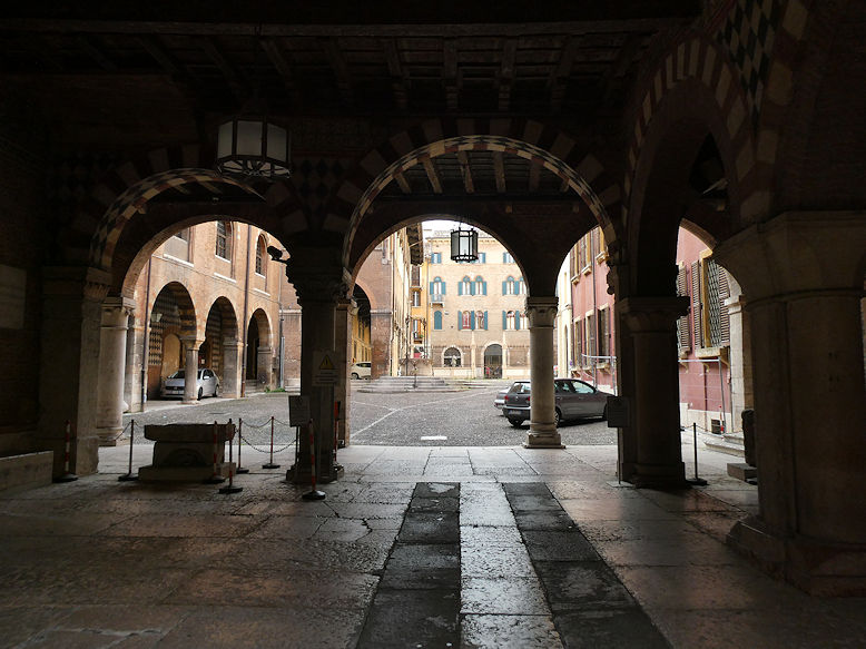 Palazzo del Podestà, Via Santa Maria Antica