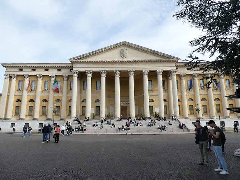 Palazzo Barbieri, Piazza Bra