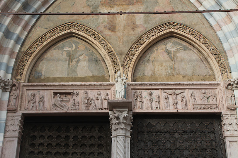 Basilica Santa Anastasia, portal detail