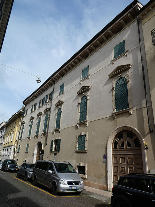 Via Leoncino, Casa Sambonifacio