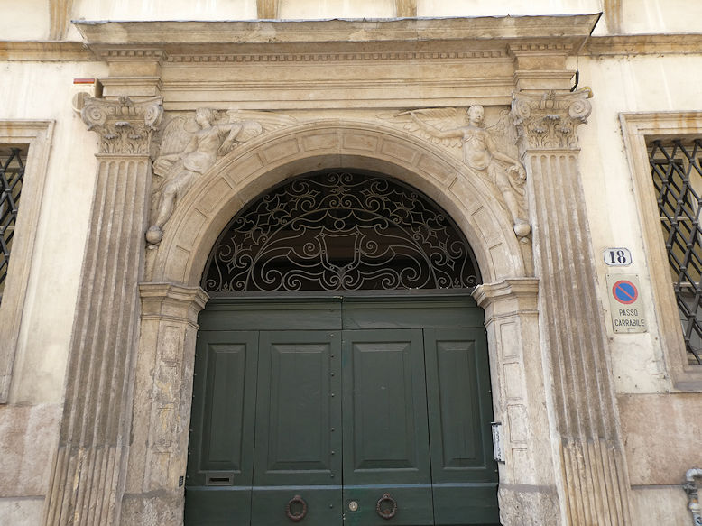 Via Leoncino, portal
