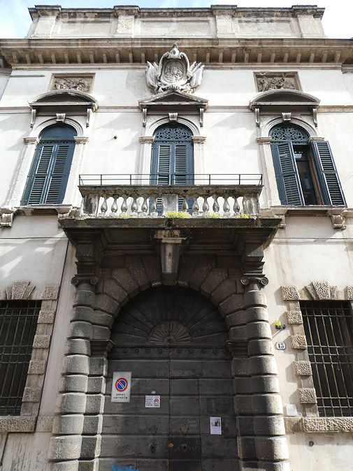 Via Leoncino, Palazzo Serego-Alighieri