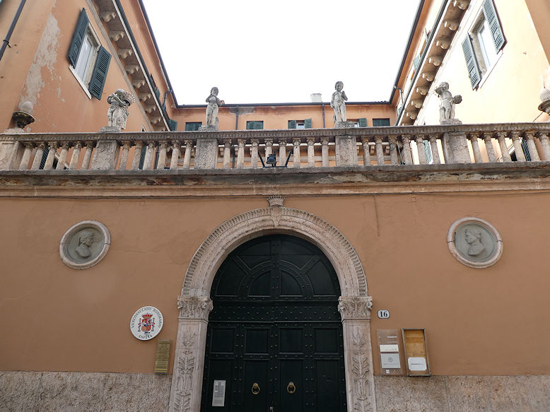 Via Leoncino, Palazzo Giusti del Giardino (Palazzo Albertini)