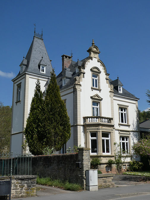 On Rue du Palais