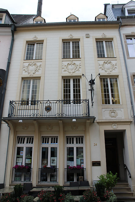 On Rue du Marché-aux-Herbes