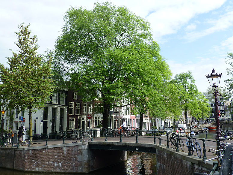 Spiegelgracht by Lijnbaansgracht