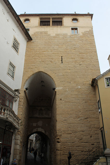 Porta e Torre de Almedina
