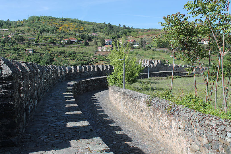 Ramparts along Rua Rainha Dona Amélia