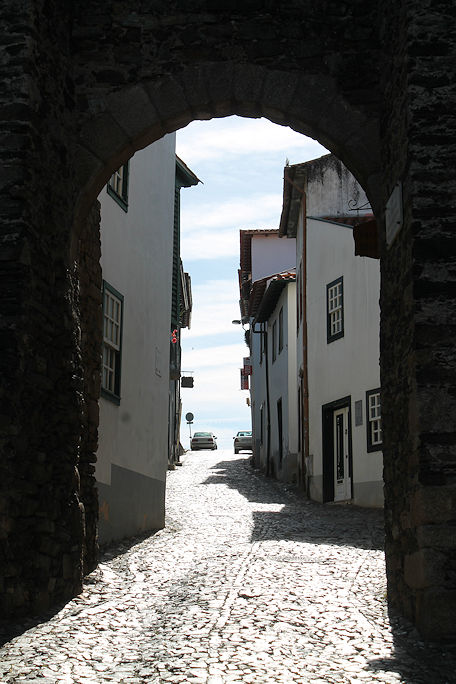 Porta de Santo António & Rua Dom Fernão 'o Bravo'