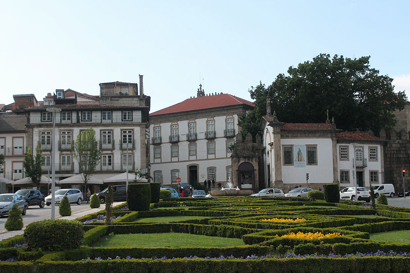Crossing of Alameda de São Dâmaso, Rua Alfredo Guimarães, Avenida Alberto Sampaio & Largo da República do Brasil