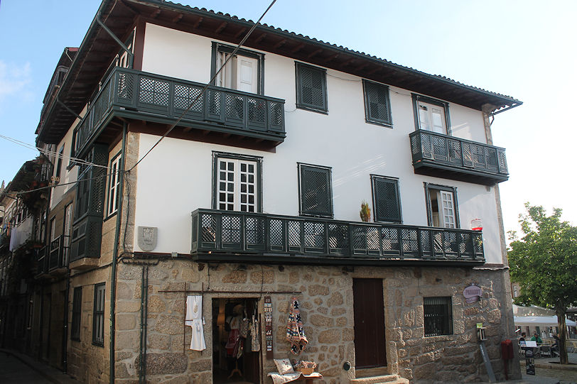 Rua de Santa Maria & Praça São Tiago