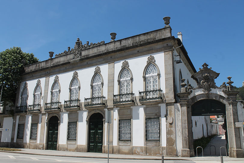 On Avenida Conde Carreira