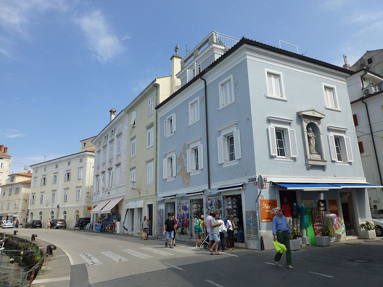 Cankarjevo nabrežje / Riva Ivan Cankar & Trg bratstva / Piazza della Fratellanza
