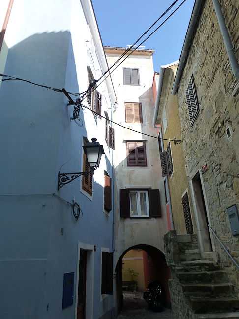 Grajska ulica / Calle del Castello