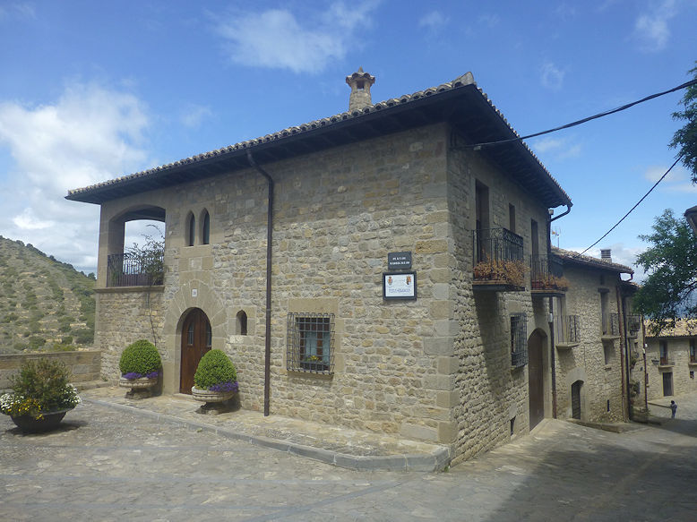 Plaza de Madrigalejo & Calle Gil de Jaz
