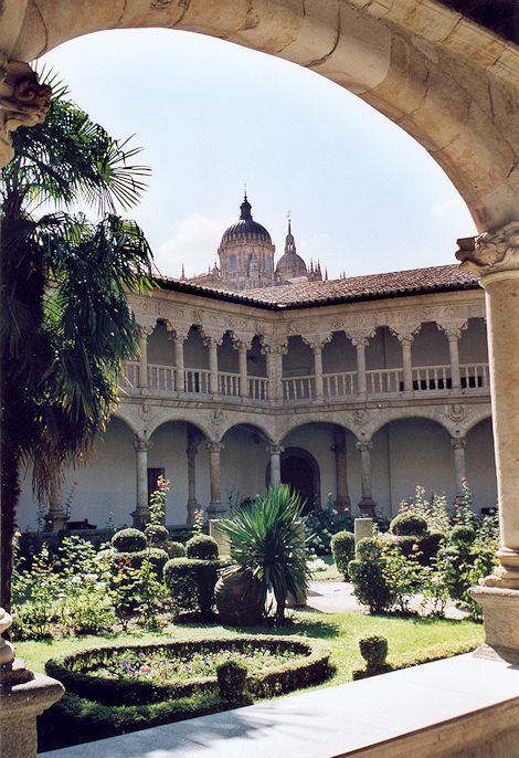 Patio Dueñas Convent