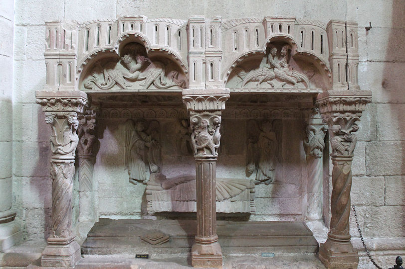 Iglesia de Santa María Magdalena canopied tomb