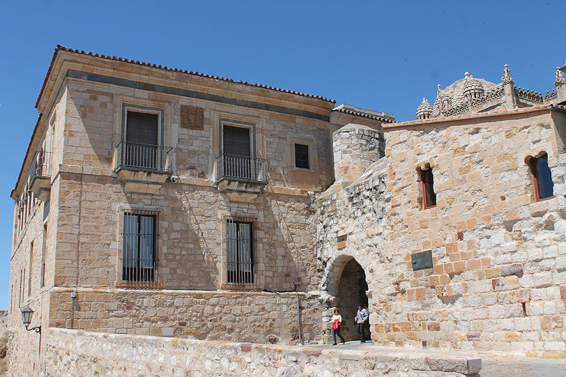 Puerta de Olivares & Palacio episcopal