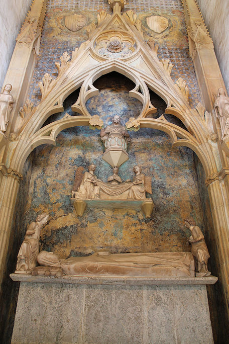 Monasterio de Santa María de Pedralbes tomb cloister