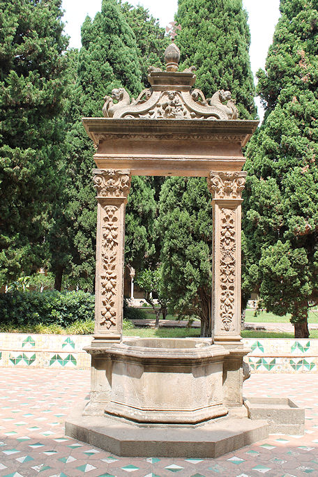 Monasterio de Santa María de Pedralbes cloister well