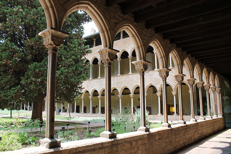 Monasterio de Santa María de Pedralbes cloister