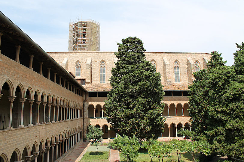 Monasterio de Santa María de Pedralbes cloister & Church