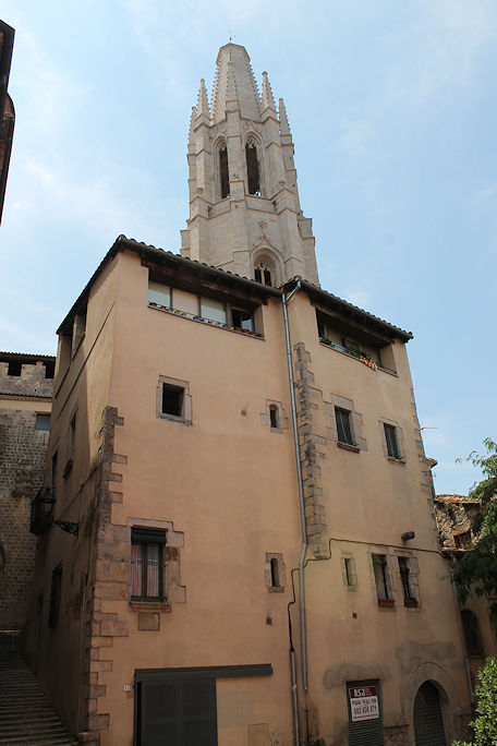 Carrer del Portal de la Barca & Sant Feliu Church