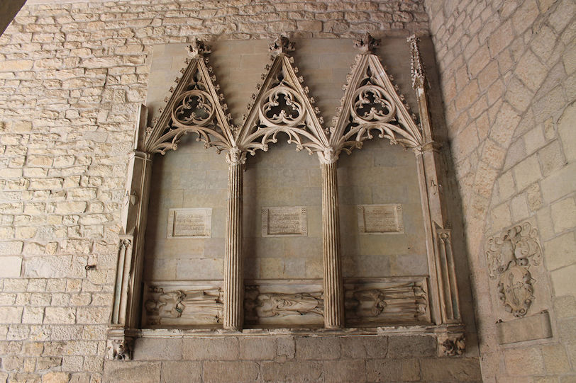 Catedral de Santa Maria cloister tombs