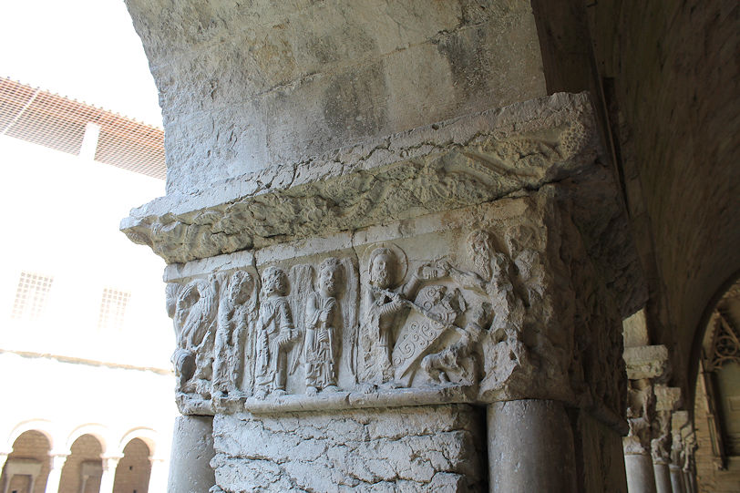Catedral de Santa Maria cloister frieze