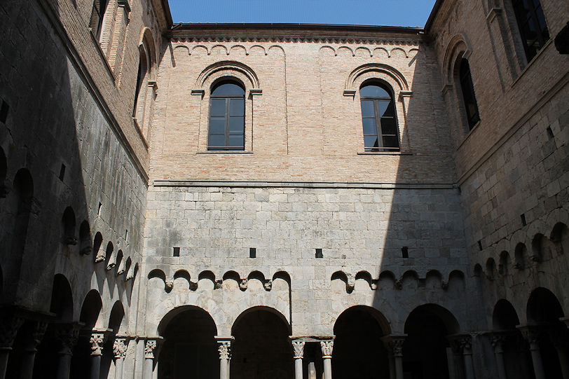 Claustre abadia Sant Pere de Galligants