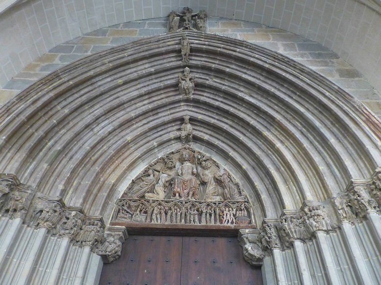 Iglesia de San Saturnino portal