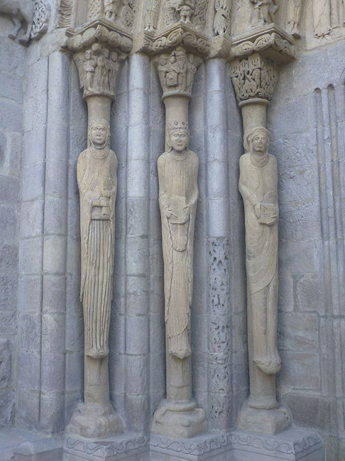 Iglesia de Santa María la Real portal column statues