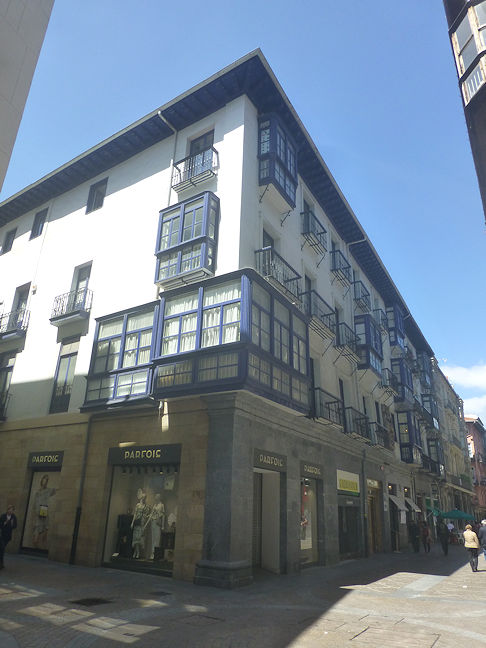 Calle del Perro & Calle Bidebarrieta