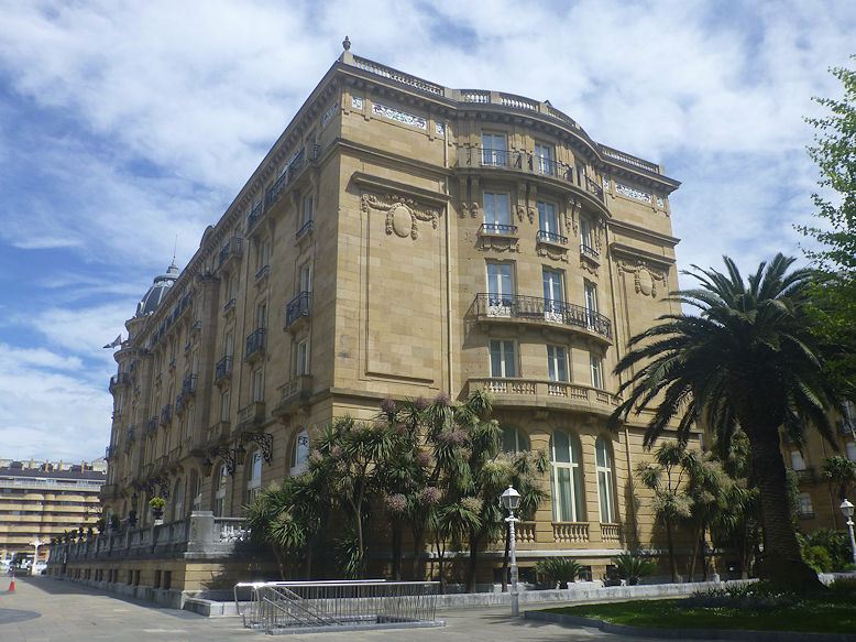 On Plaza de Okendo