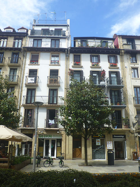 On Plaza de Sarriegi