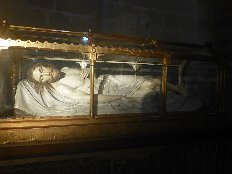 Iglesia de San Vicente Christ statue