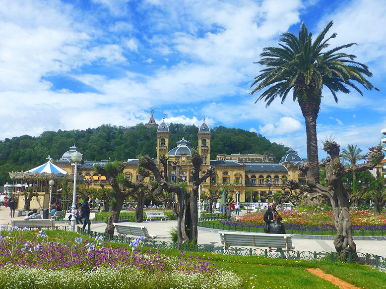 Parque Alderdi Eder & Ayuntamiento