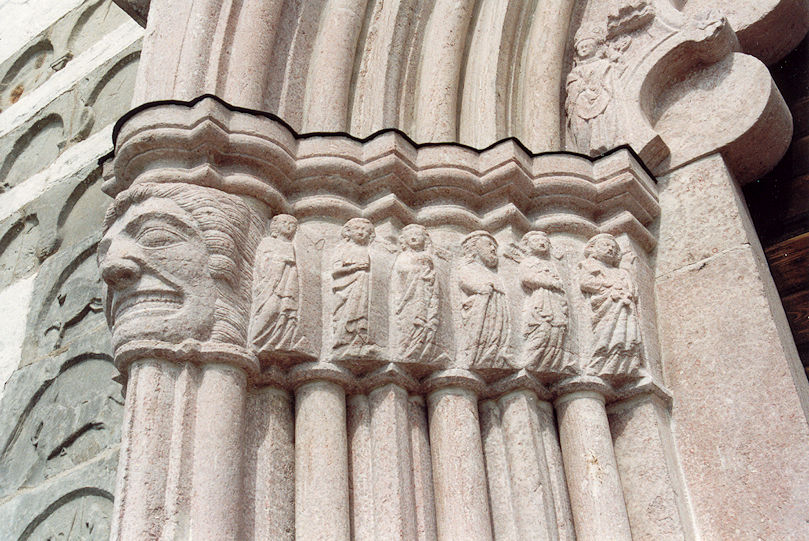 Grötlingbo Church portal
